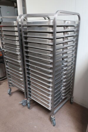 2 stk. HUPFER stikvogne inkl. 72 stk. gastrobakker