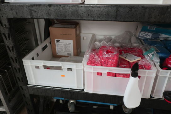 2 reoler inkl. indhold (hhv. 61x196 og 39x183cm)