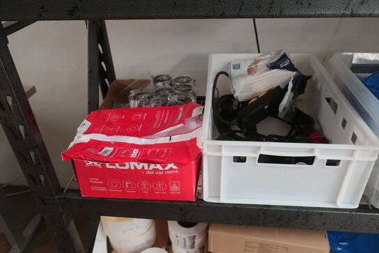 2 reoler inkl. indhold (hhv. 61x196 og 39x183cm)