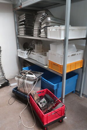 Indhold i reol, gastrobakker, kasser, rammevogne m.v. (se billeder)