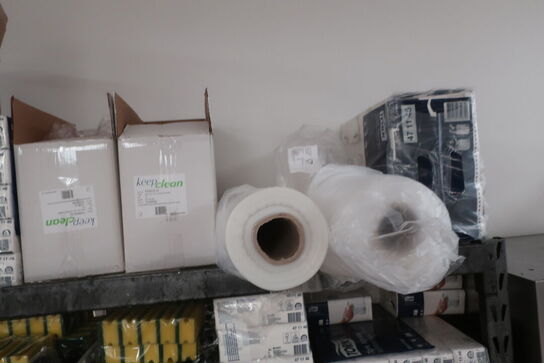 2 reoler inkl. indhold (hhv. 61x196 og 39x183cm)