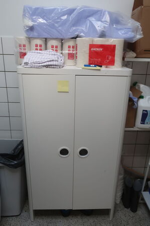 Reol, skab m.v. samt indhold (se billeder)