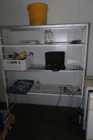 Reol inkl. indhold (se billeder)