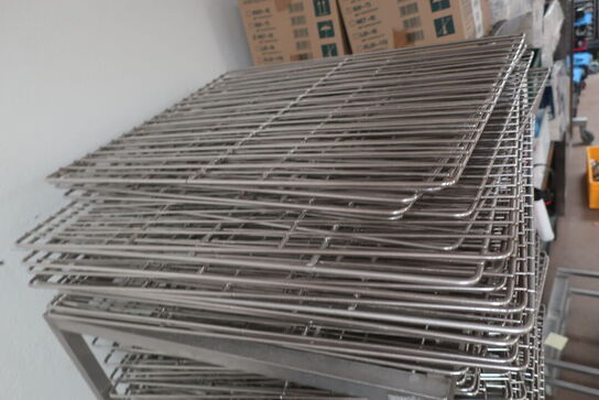 Stålvogn på hjul inkl. indhold