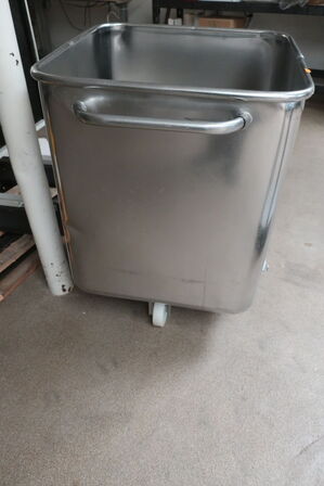 Rustfri kar på hjul