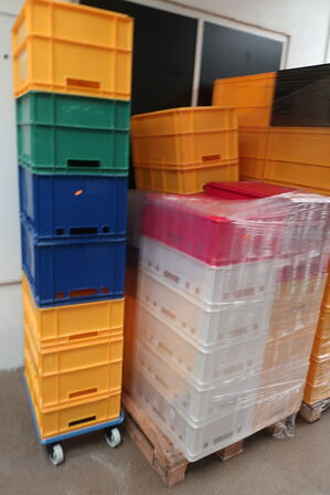 50 stk. plastkasser inkl. vogn