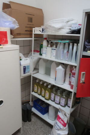 Reol, skab m.v. samt indhold (se billeder)