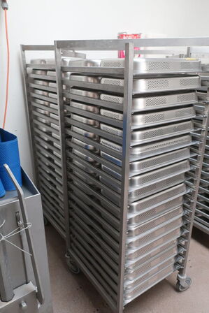 2 stk. HUPFER stikvogne inkl. 72 stk. gastrobakker