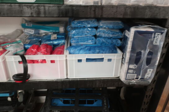 2 reoler inkl. indhold (hhv. 61x196 og 39x183cm)