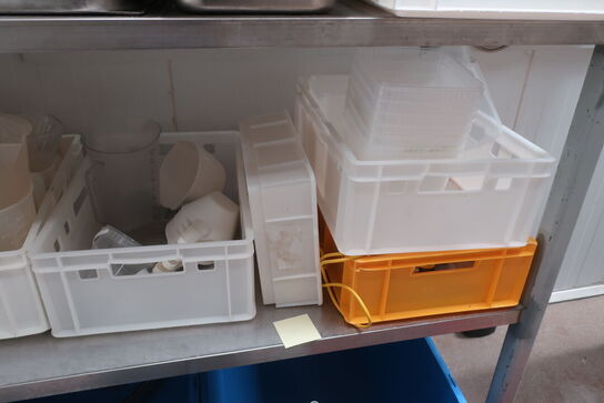 Indhold i reol, gastrobakker, kasser, rammevogne m.v. (se billeder)