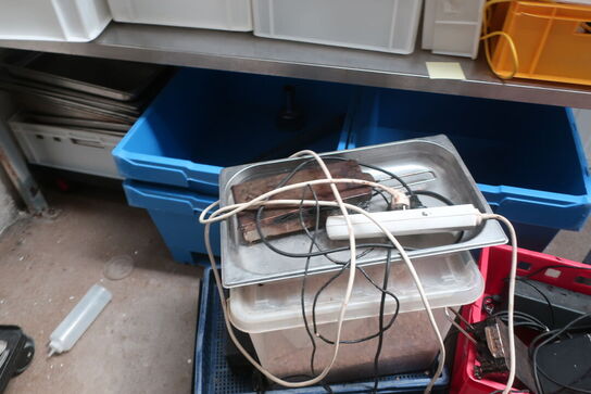 Indhold i reol, gastrobakker, kasser, rammevogne m.v. (se billeder)