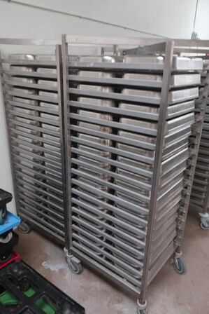 2 stk. HUPFER stikvogne inkl. 72 stk. gastrobakker