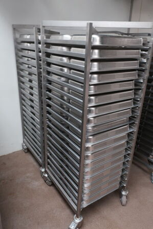 2 stk. HUPFER stikvogne inkl. 72 stk. gastrobakker