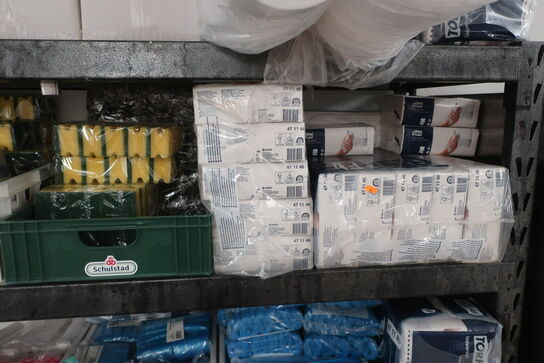 2 reoler inkl. indhold (hhv. 61x196 og 39x183cm)