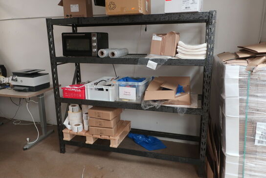 2 reoler inkl. indhold (hhv. 61x196 og 39x183cm)