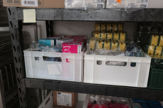 2 reoler inkl. indhold (hhv. 61x196 og 39x183cm)