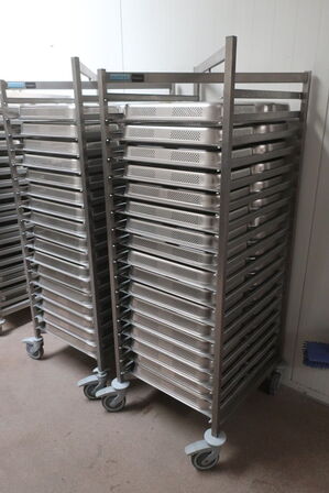 2 stk. HUPFER stikvogne inkl. 68 stk. gastrobakker