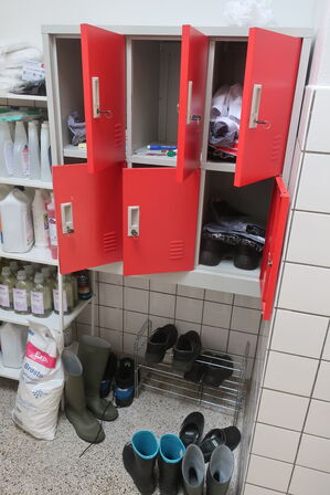 Reol, skab m.v. samt indhold (se billeder)