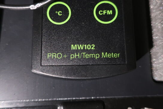 Reol inkl. indhold (se billeder)