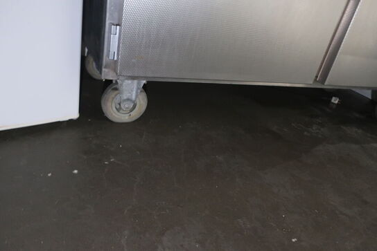 Varmeskab på hjul til desinfektion max. 110g