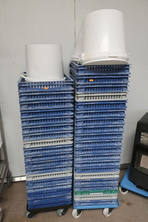 38 stk. plastkasser inkl. vogne