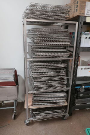 Stålvogn på hjul inkl. indhold