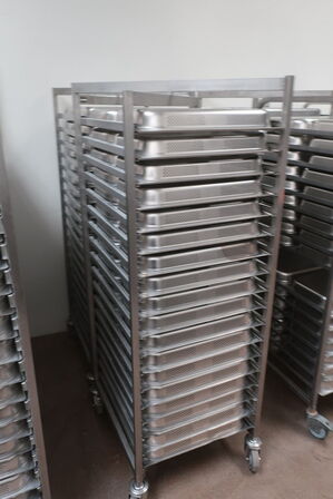 2 stk. HUPFER stikvogne inkl. 72 stk. gastrobakker