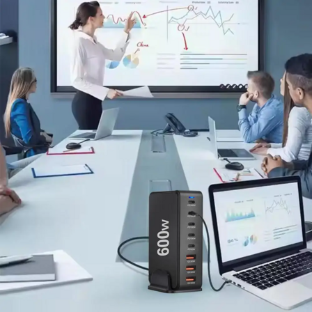Ladestation GaN 600W – 8 porte (USB-C & USB-A) – Hurtig opladning til mobil og bærbar computer