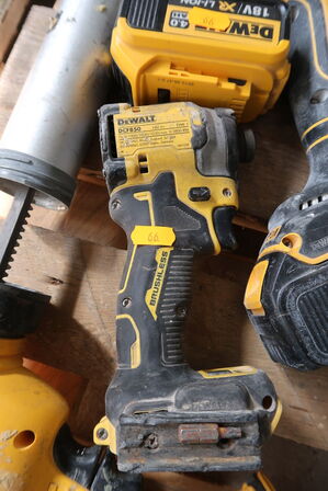 4 stk. Akku-værktøj DEWALT 