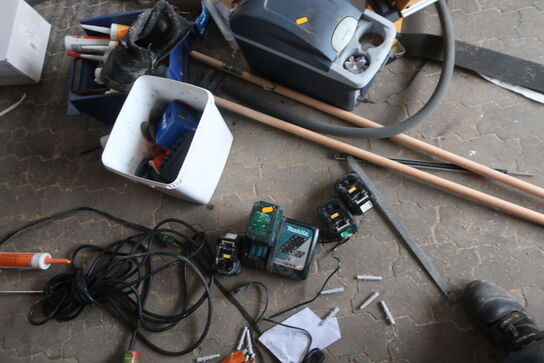 4 stk. MAKITA 18V batteri + lader, samt div. (se billeder)