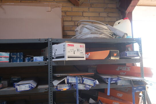 3 stk. reoler inkl. indhold