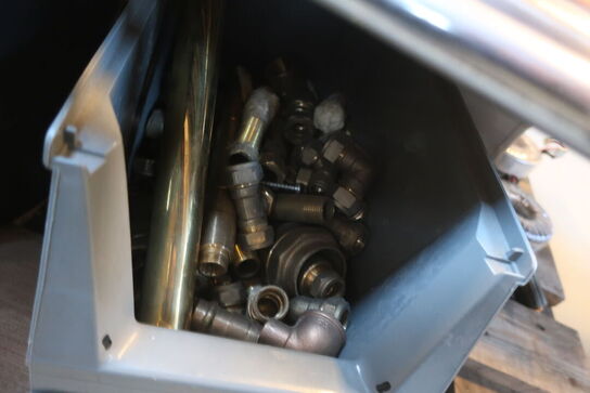 Rør, fittings m.m. på palle