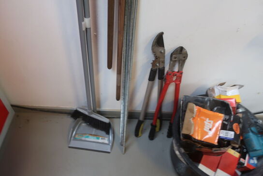 spand med indhold, koste m.m.