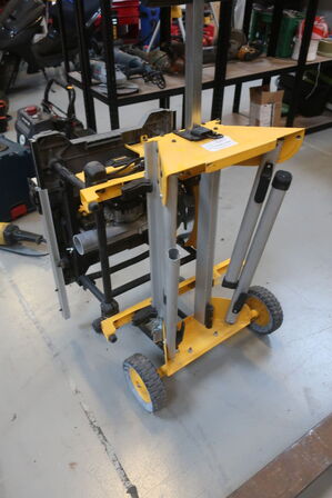 Bordrundsav DEWALT DWE7485 -QS med stativ