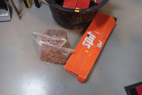 spand med indhold, koste m.m.