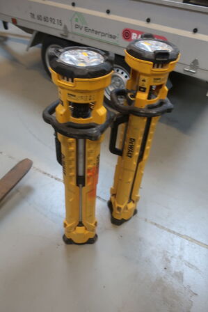 2 stk. lamper DEWALT DCL079