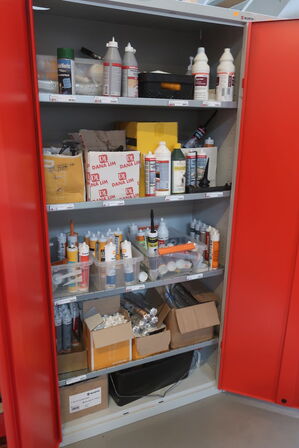 2 stk. skabe med indhold