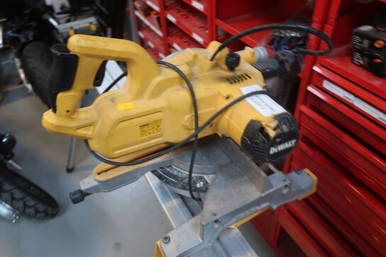Kap/ geringssav DEWALT DWS777 -QS med arbejdsbord