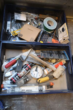 Palle med byggematrialer og værktæj