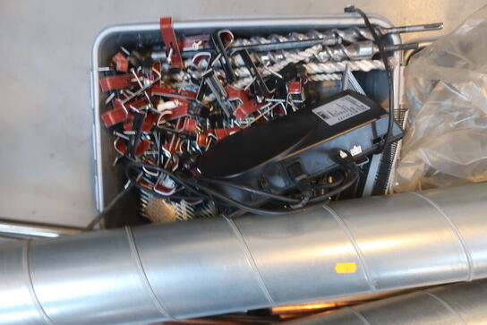 Rør, fittings m.m. på palle