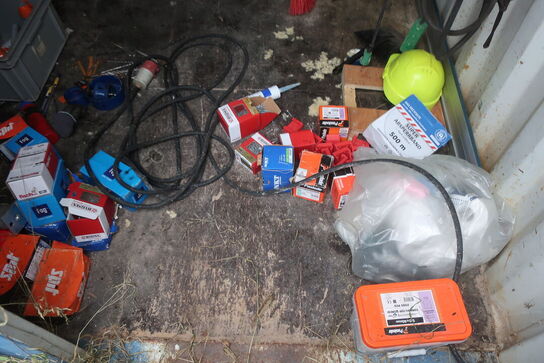 Ledninger, skruer, søm m.m.