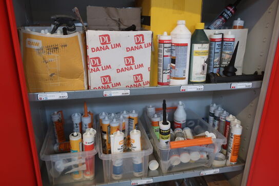 2 stk. skabe med indhold