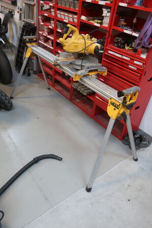 Kap/ geringssav DEWALT DWS777 -QS med arbejdsbord