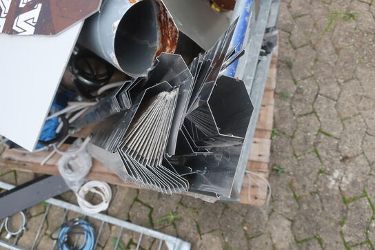 2 paller med lamper og div. Jern affald