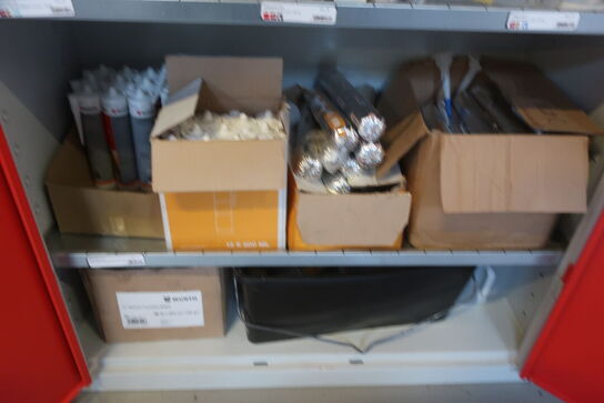 2 stk. skabe med indhold