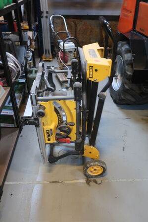 Bordrundsav DEWALT DCS7485 med stativ