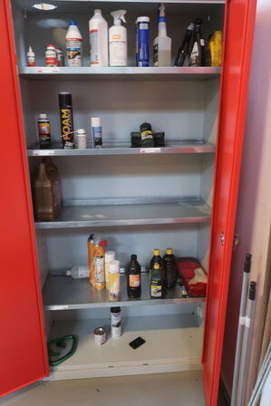 2 stk. skabe med indhold