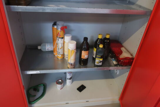 2 stk. skabe med indhold