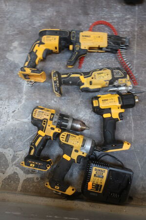 5 stk. akku håndværktøj DEWALT og lader