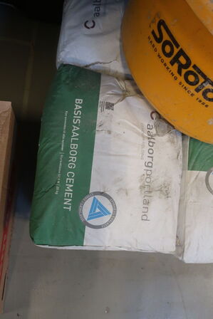 Cement, gulvspartelmasse og plader